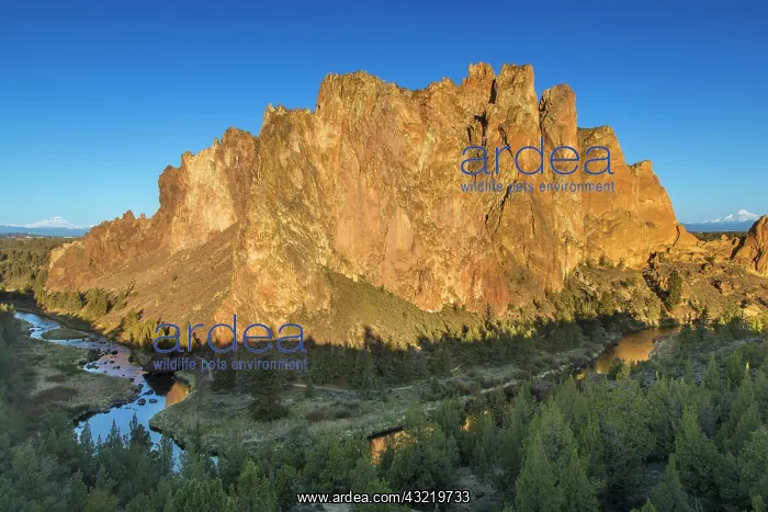 : The Crooked River runs through Smith Rock : The Crooked River runs through Smith Rock