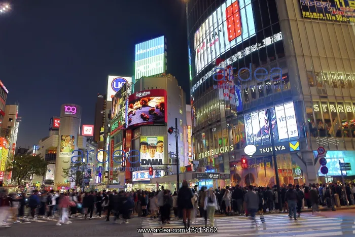 : Crowds crossing Shibuya Scramble crossing at dusk, Shibuya : Crowds crossing Shibuya Scramble crossing at dusk, Shibuya
