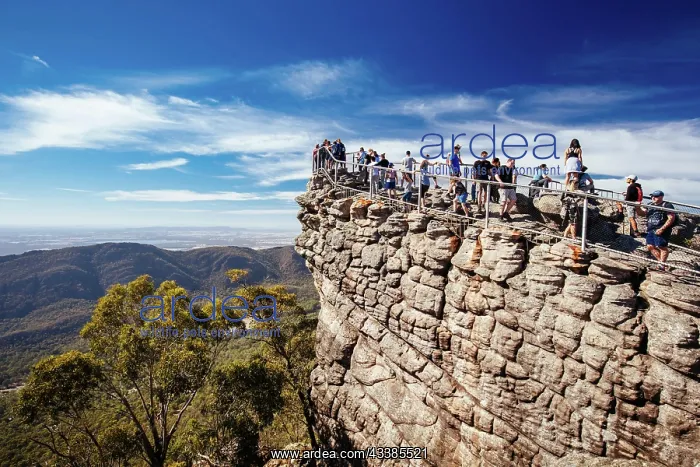  : Crowds take in the iconic views from Pinnacle Lookout o