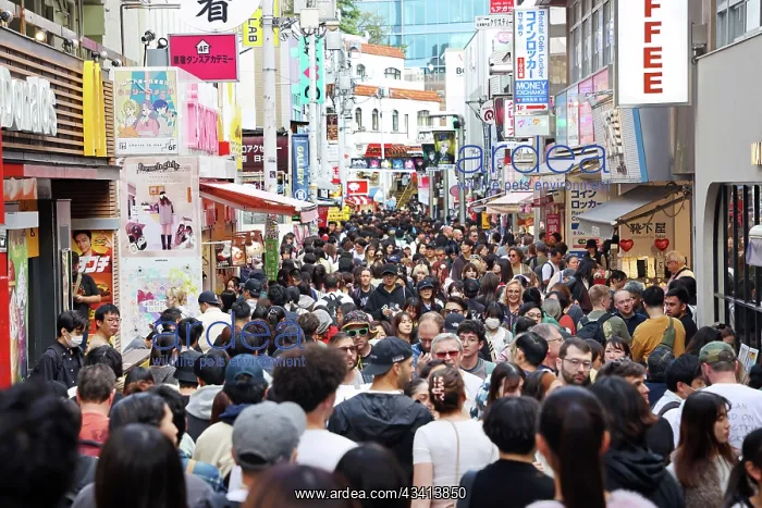 : Crowds of people in Takeshita Street in Harajuku, Tokyo, Jap : Crowds of people in Takeshita Street in Harajuku, Tokyo, Jap