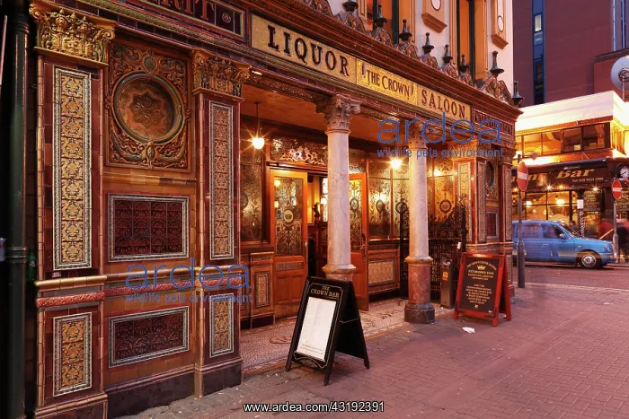 : Crown Liquor Saloon, Belfast, Northern Ireland : Crown Liquor Saloon, Belfast, Northern Ireland