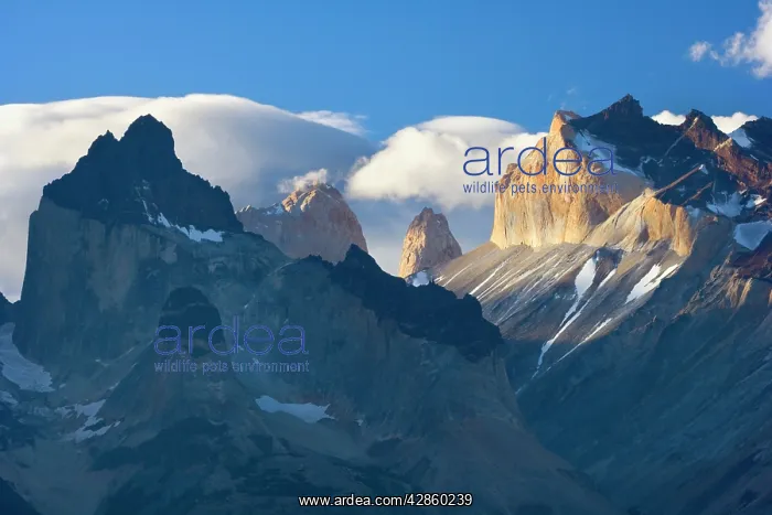  : Cuernos del Paine - detail of the granite peak