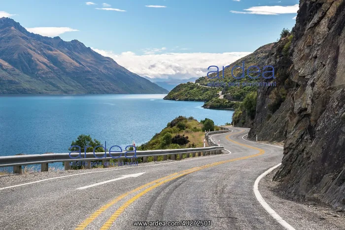 : Curvy road to Queenstown on Lake Wakatipu, Devil's : Curvy road to Queenstown on Lake Wakatipu, Devil's