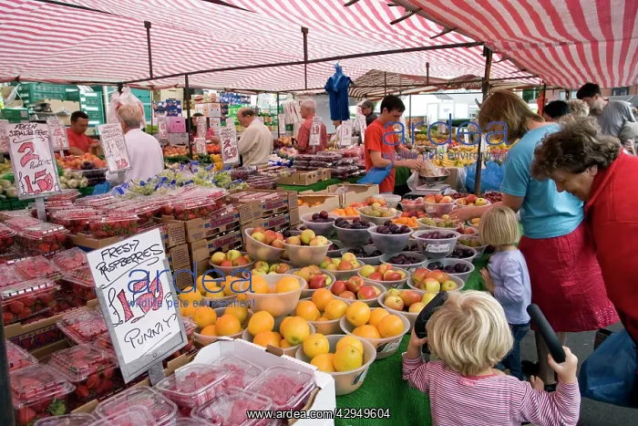: Customers buying fruit and vegetables at Saturday market : Customers buying fruit and vegetables at Saturday market