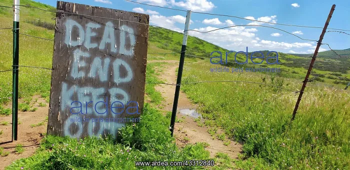 : Dead end keep out sign on wire fence at dirt road : Dead end keep out sign on wire fence at dirt road