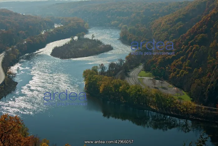 : Delaware River flowing through the Delaware Water Gap : Delaware River flowing through the Delaware Water Gap