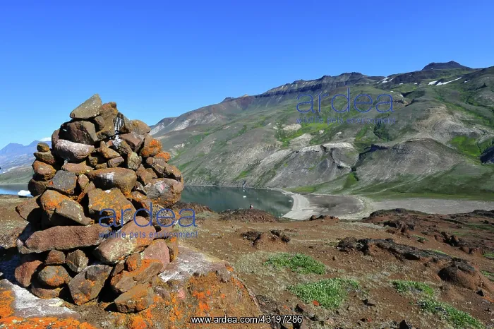 : Denmark. Greenland. West coast. Trek on the cliff : Denmark. Greenland. West coast. Trek on the cliff