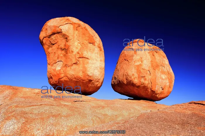 : Devils Marbles - two nearly perfectly circular : Devils Marbles - two nearly perfectly circular