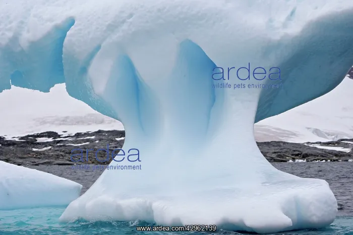 : Dispersion of light in an iceberg in the Lemaire : Dispersion of light in an iceberg in the Lemaire