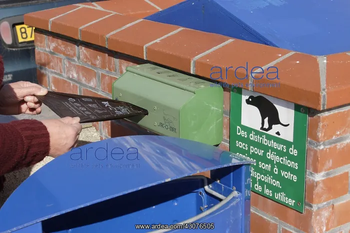 : Distributor of plastic bags for dog droppings : Distributor of plastic bags for dog droppings