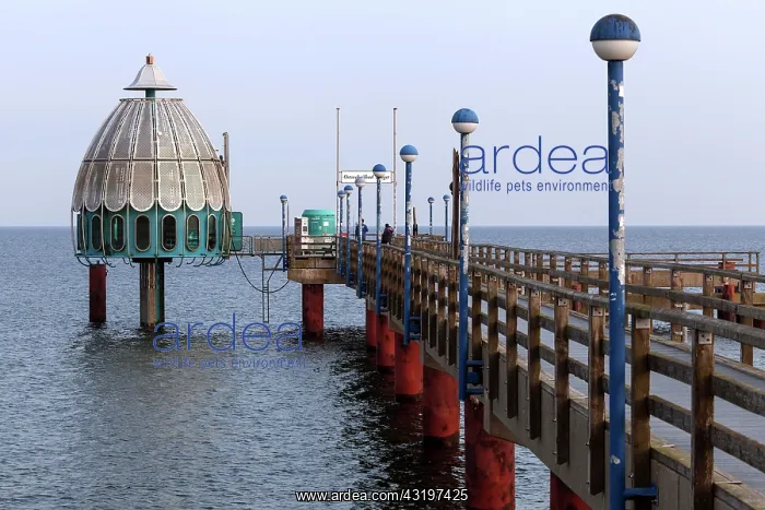 : Diving gondola and pier in Zingst, Fischland-Dar&, x7ed;Zings : Diving gondola and pier in Zingst, Fischland-Dar&, x7ed;Zings