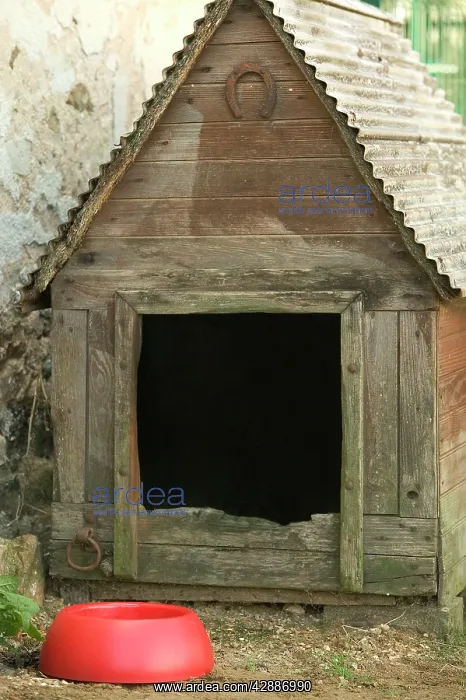  : Dog Kennel - with dog bowl