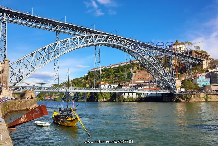  : The Dom Luis I metal arch bridge over the Douro