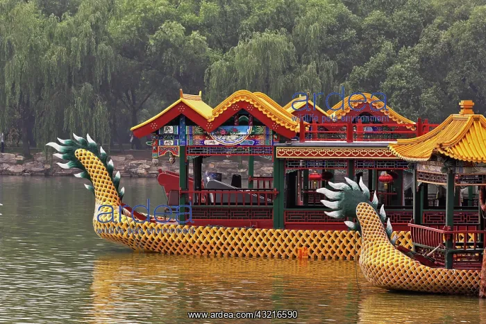 : Dragon boat at the Summer Palace, Beijing : Dragon boat at the Summer Palace, Beijing