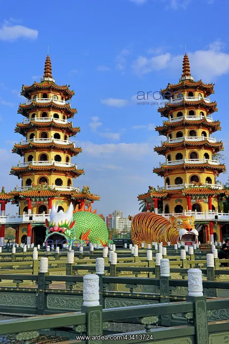 : Dragon and Tiger Pagodas Temple at Lotus Pond in Kaohsiung : Dragon and Tiger Pagodas Temple at Lotus Pond in Kaohsiung