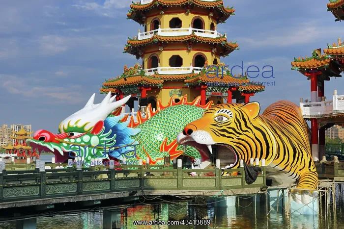 : Dragon and Tiger Pagodas Temple at Lotus Pond in Kaohsiung : Dragon and Tiger Pagodas Temple at Lotus Pond in Kaohsiung