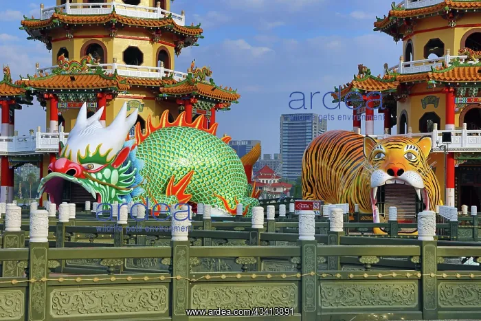 : Dragon and Tiger Pagodas Temple at Lotus Pond in Kaohsiung : Dragon and Tiger Pagodas Temple at Lotus Pond in Kaohsiung