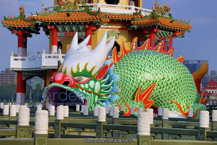 : Dragon and Tiger Pagodas Temple at Lotus Pond in Kaohsiung : Dragon and Tiger Pagodas Temple at Lotus Pond in Kaohsiung