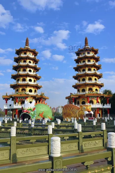 : Dragon and Tiger Pagodas Temple at Lotus Pond in Kaohsiung : Dragon and Tiger Pagodas Temple at Lotus Pond in Kaohsiung