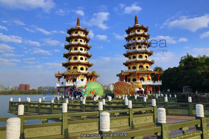 : Dragon and Tiger Pagodas Temple at Lotus Pond in Kaohsiung : Dragon and Tiger Pagodas Temple at Lotus Pond in Kaohsiung