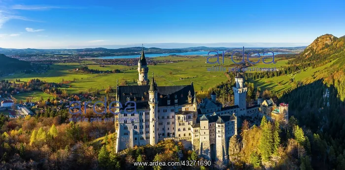 : Drone shot, Neuschwanstein Castle in autumn, Forggensee : Drone shot, Neuschwanstein Castle in autumn, Forggensee