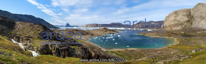 : Drygalski Peninsula, with icebergs in the Uummannaq Fjord : Drygalski Peninsula, with icebergs in the Uummannaq Fjord