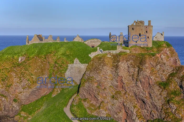 : Dunnottar Castle - famous historic castle ruin sitting : Dunnottar Castle - famous historic castle ruin sitting