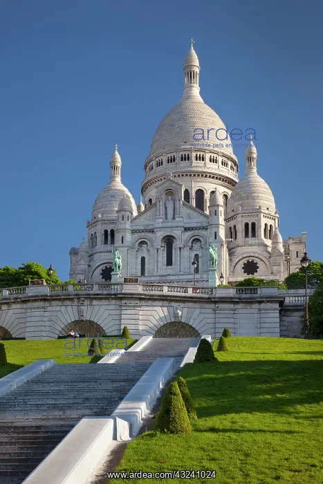 : Early morning below Basilique du Sacre Coeur : Early morning below Basilique du Sacre Coeur