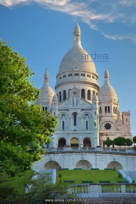 : Early morning below Basilique du Sacre Coeur : Early morning below Basilique du Sacre Coeur