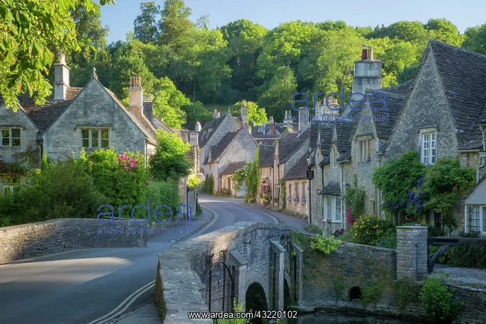 : Early Morning in Castle Combe, the Cotswolds, Wiltshire : Early Morning in Castle Combe, the Cotswolds, Wiltshire