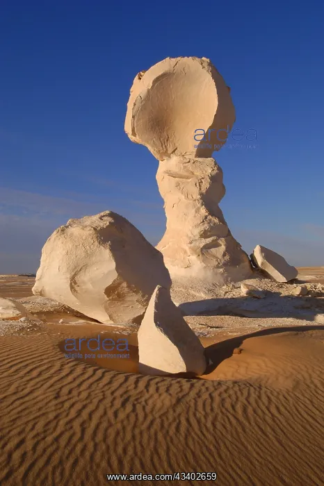 : Egypt, White Desert, bizarre sandstone cliffs, Middle : Egypt, White Desert, bizarre sandstone cliffs, Middle