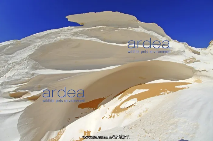 : Egypt, White Desert, bizarre sandstone cliffs, Middle : Egypt, White Desert, bizarre sandstone cliffs, Middle