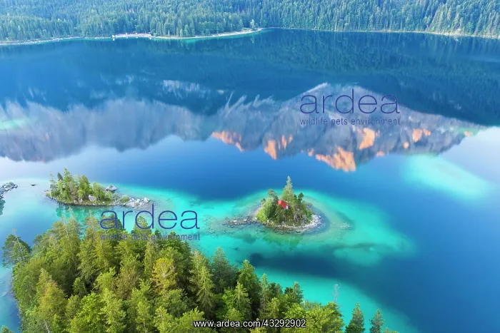: Eibsee lake with Braxen and Sch&, x1ae8a9;chl islands : Eibsee lake with Braxen and Sch&, x1ae8a9;chl islands