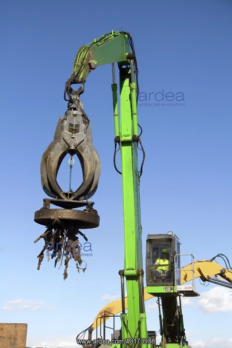 : Electromagnetic Crane Lifting Scrap Steel : Electromagnetic Crane Lifting Scrap Steel