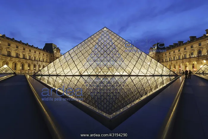 : Entrance pyramid by architect I.M. Pei, Mus&, x9960;du : Entrance pyramid by architect I.M. Pei, Mus&, x9960;du