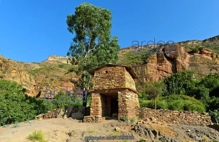 : Entrance to the rock church Maryam Papasetti, Megab : Entrance to the rock church Maryam Papasetti, Megab