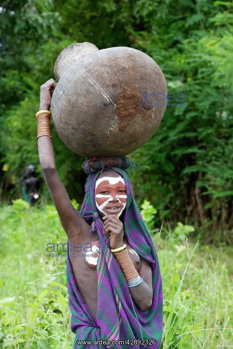 : Ethiopia - young surma girl: tribe of south west : Ethiopia - young surma girl: tribe of south west