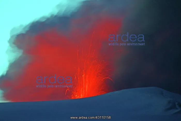 : Eyjafjallaj?? ?kull Erupting, Iceland : Eyjafjallaj?? ?kull Erupting, Iceland
