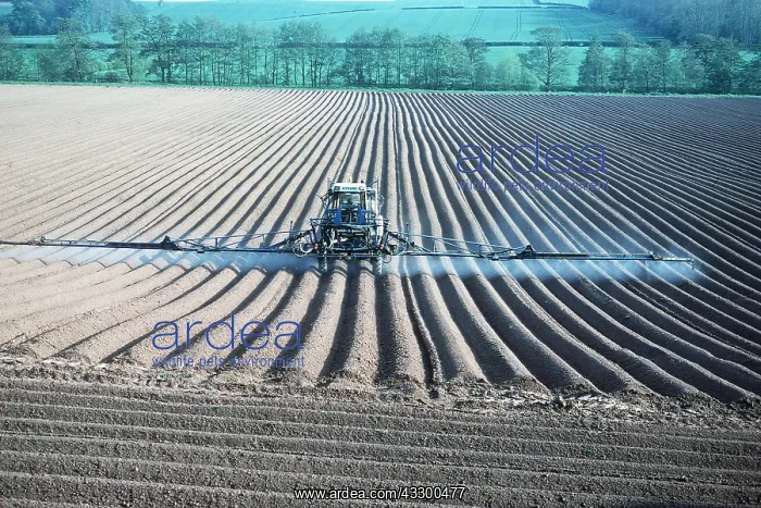 : FARMING - crop spraying : FARMING - crop spraying