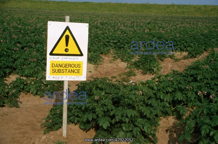 : Farming - sign warning to keep out of field. Crops : Farming - sign warning to keep out of field. Crops