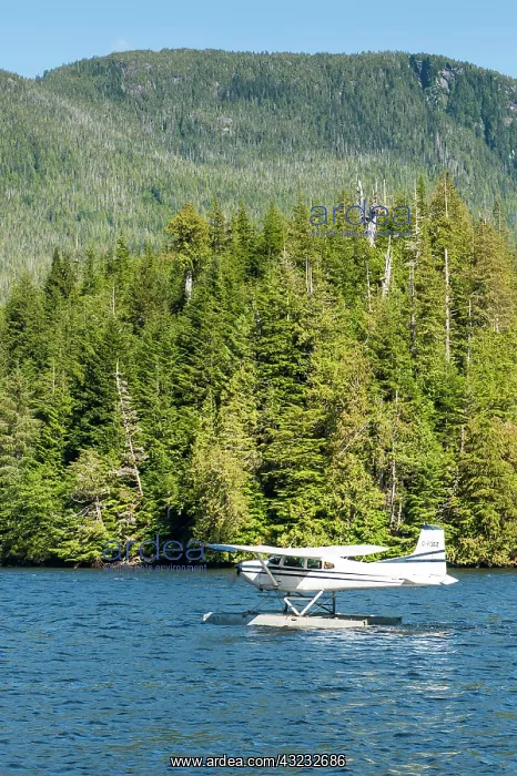 : Floatplane in Great Bear Rainforest, British : Floatplane in Great Bear Rainforest, British