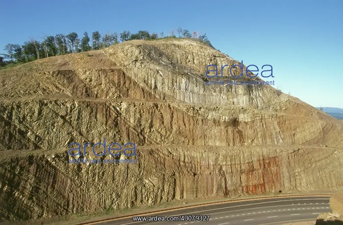 : Fold in rock layers : Fold in rock layers