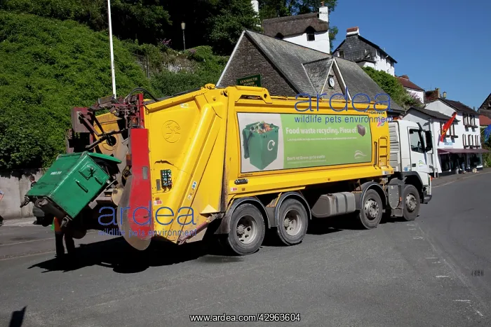 : Food waste recycling lorry collecting hotel food waste : Food waste recycling lorry collecting hotel food waste