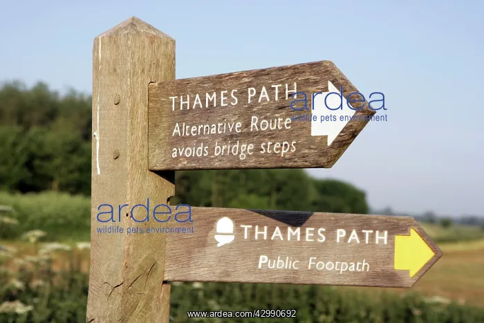 : Footpath signs on the River Thame at Lechlade : Footpath signs on the River Thame at Lechlade