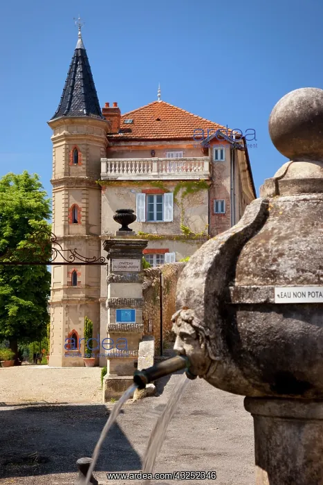 : Fountain and villa in Valensole, Provence : Fountain and villa in Valensole, Provence