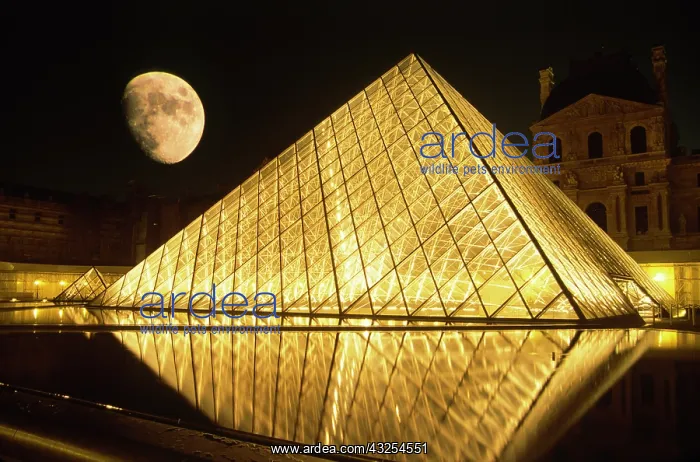 : France, Paris, The Louvre Museum, Nighttime : France, Paris, The Louvre Museum, Nighttime