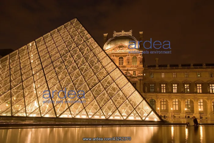 : France, Paris. The Louvre at twilight : France, Paris. The Louvre at twilight