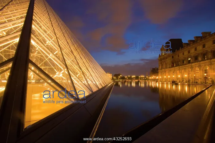 : France, Paris. The Louvre at twilight : France, Paris. The Louvre at twilight