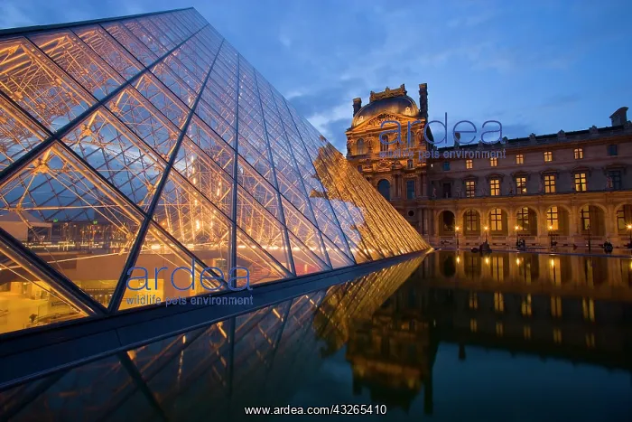 : France, Paris. The Louvre at twilight : France, Paris. The Louvre at twilight