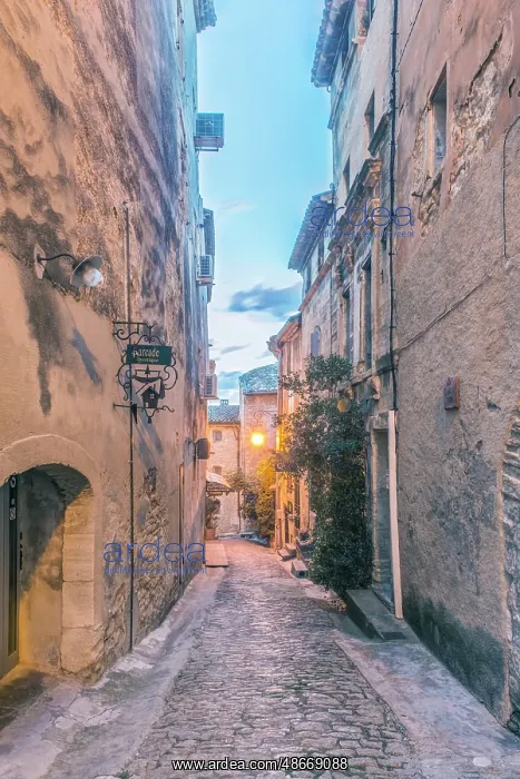 : France, Provence, Gordes. Alleyway : France, Provence, Gordes. Alleyway